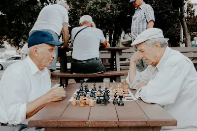 ancianos jugando ajedrez