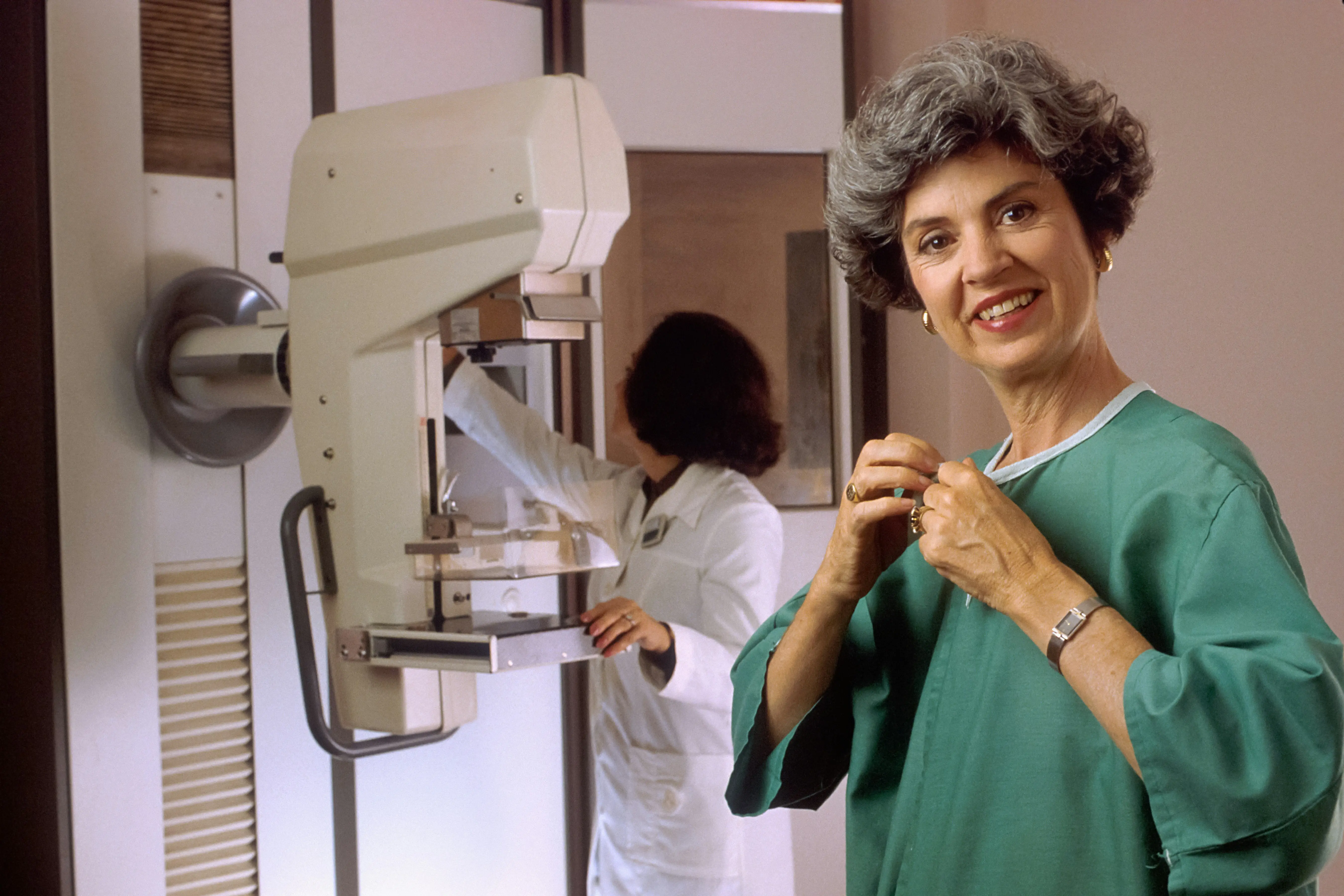 señora haciendose mamografia