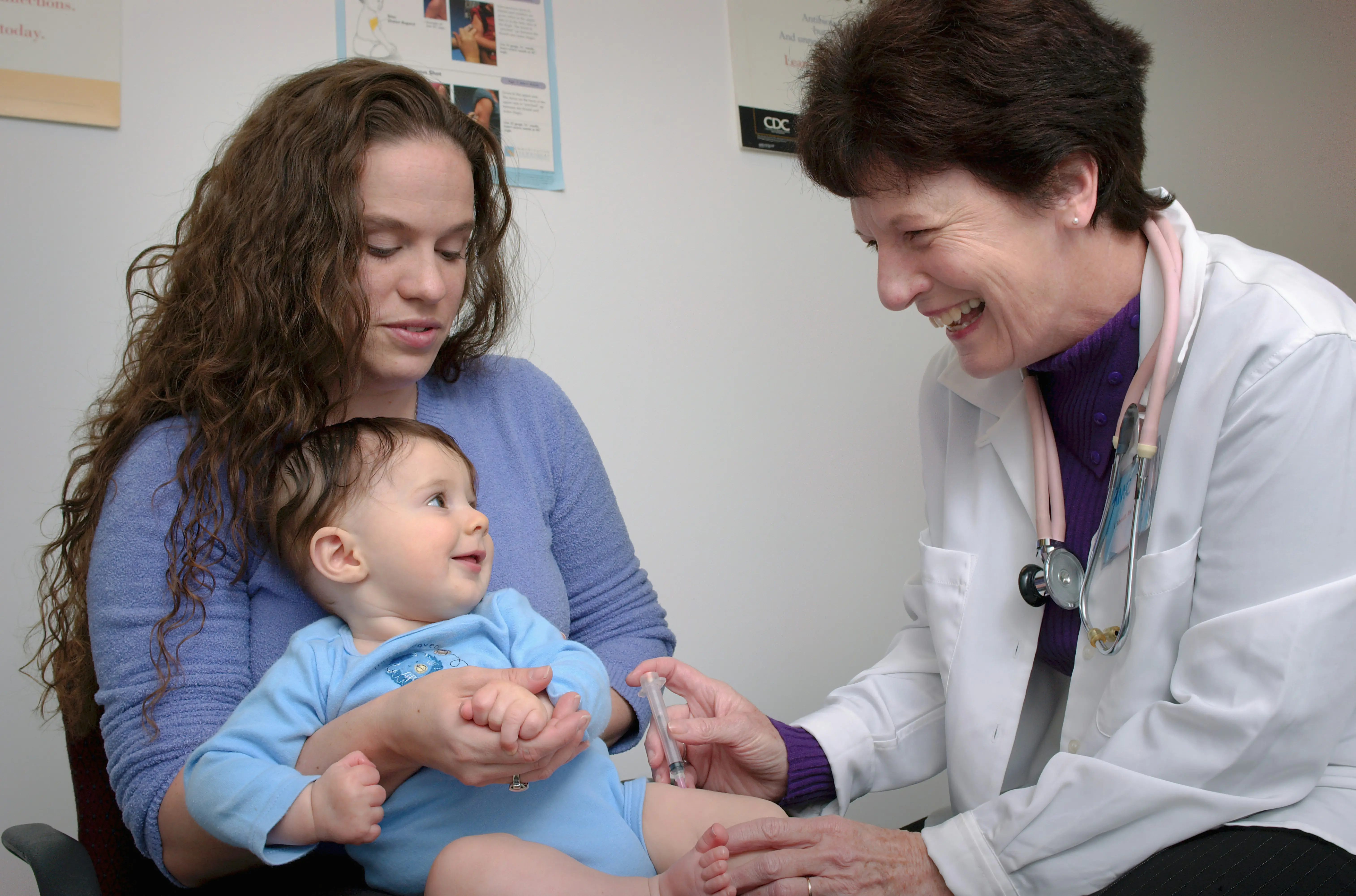 medica pediatra aplicando una inyección a un niño